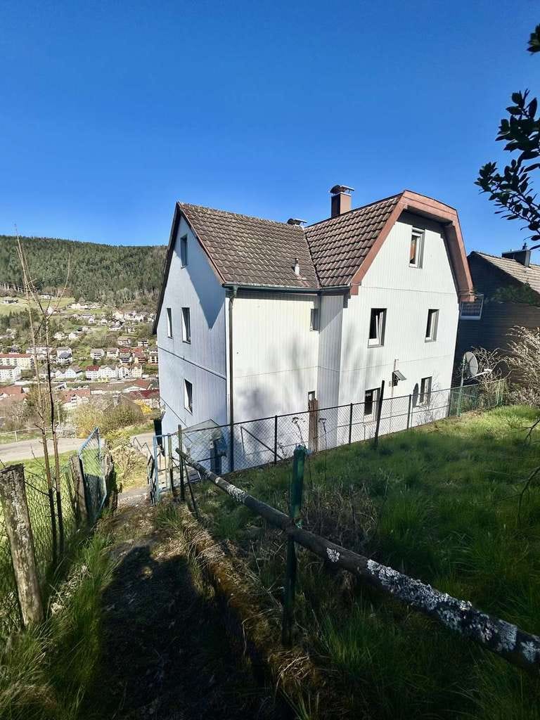 Immobilie in Schramberg - Preiswert wohnen mit großem Grundstück und herrlicher Aussicht! - Bild 0