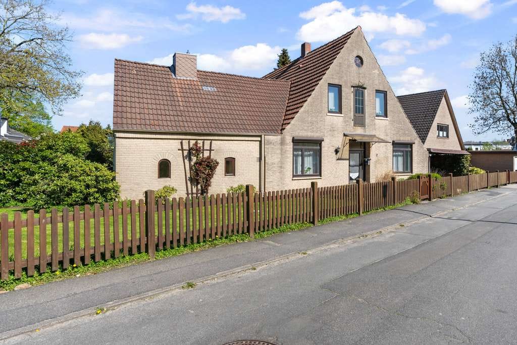Immobilie in Osterholz-Scharmbeck - Historisches Sanierungsobjekt mit großzügigem Grundstück und vielseitigem Entwicklungspotenzial in z - Bild 1