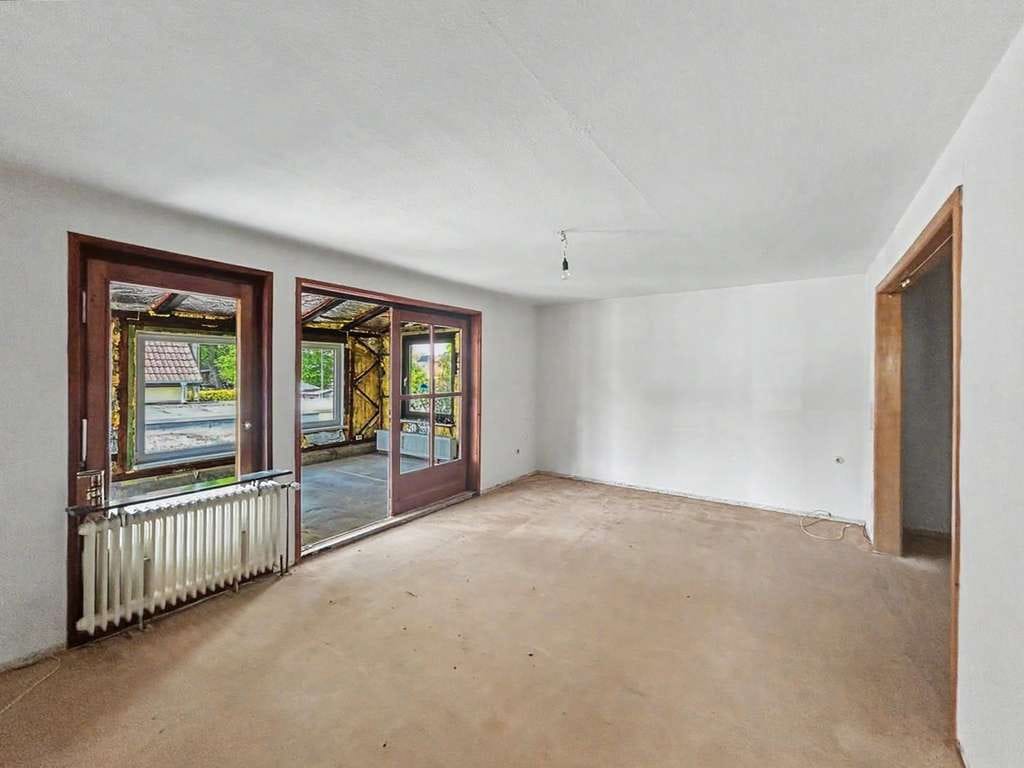 Immobilie in Garbsen - Erbbaurecht: Fertighaus in Garbsen – entkernt und bereit für Ihre Modernisierungsideen - Bild 3