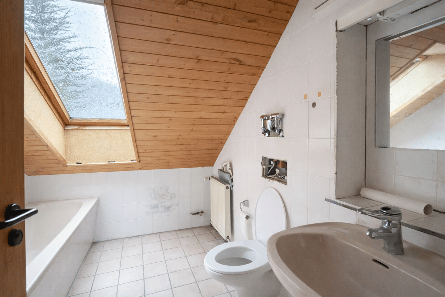 Immobilie in Meßstetten - Großzügiges Familienhaus mit viel Potenzial für Handwerker und Sanierer - Bild 2