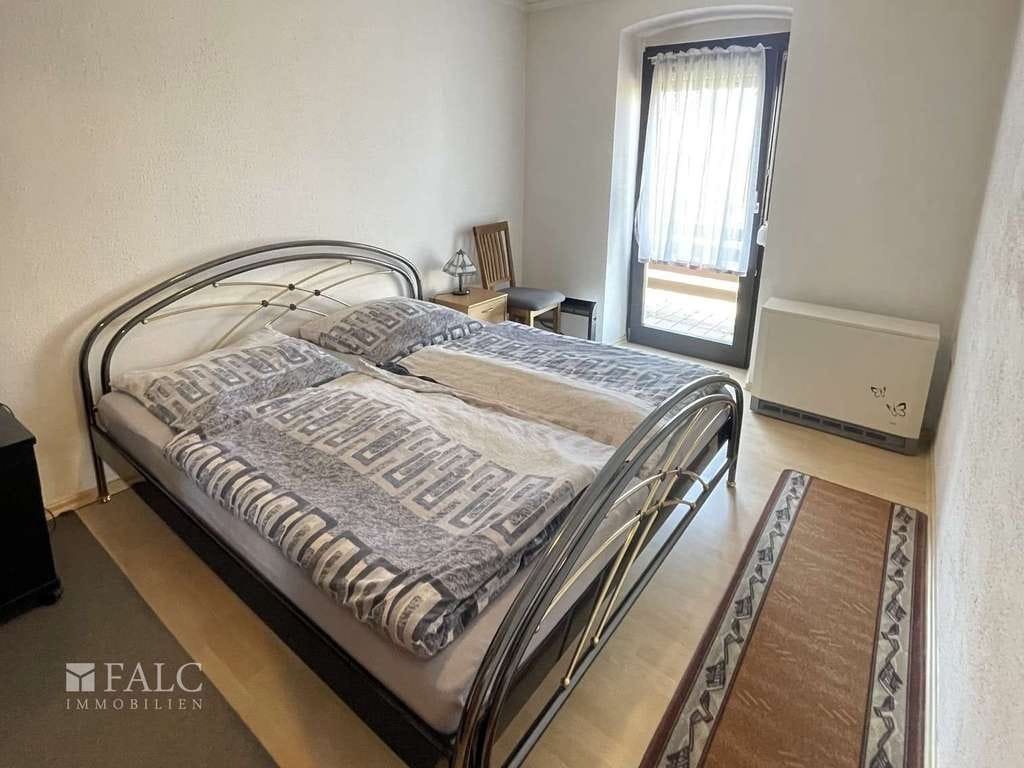 Immobilie in Mandelbachtal - Zweifamilienhaus mit Halle, Werkstatt und Garagen - Bild 2