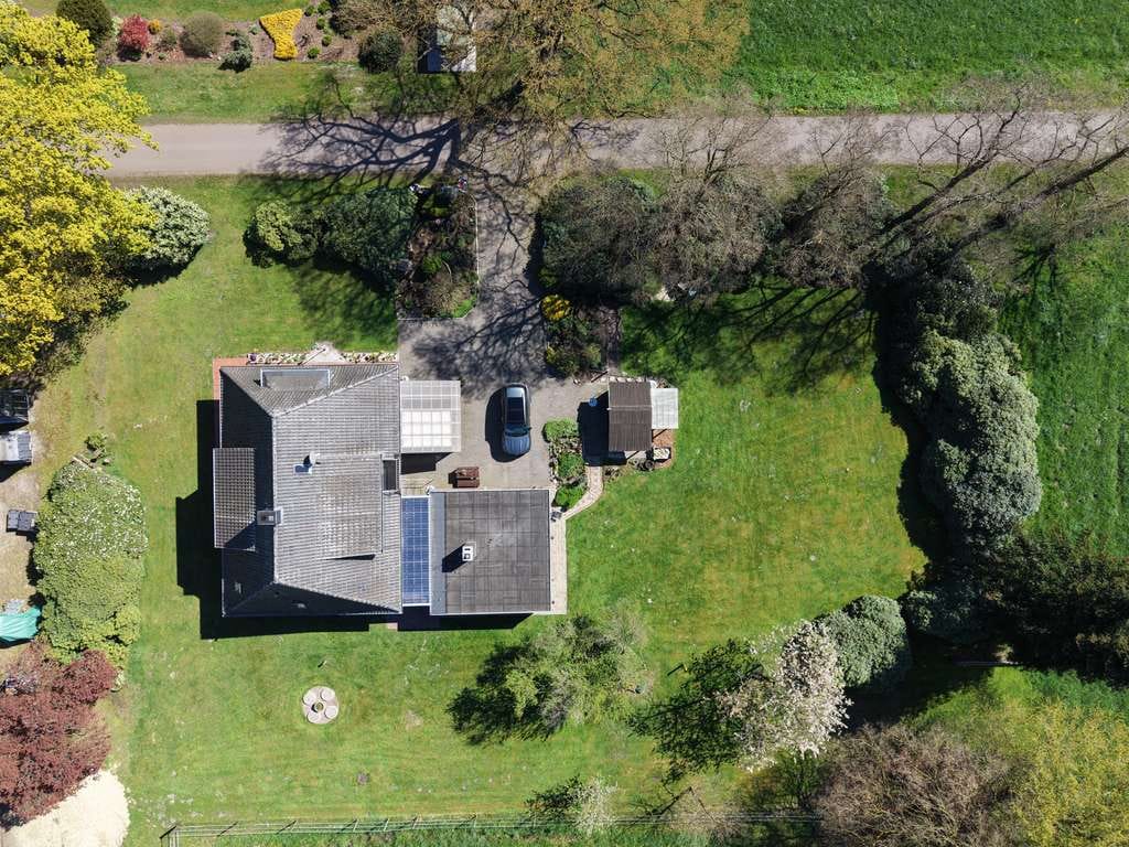 Immobilie in Hude (Oldenburg) - Viel Platz für die ganze Familie – Einfamilienhaus mit großem, naturnahem Grundstück in Hude - Bild 2