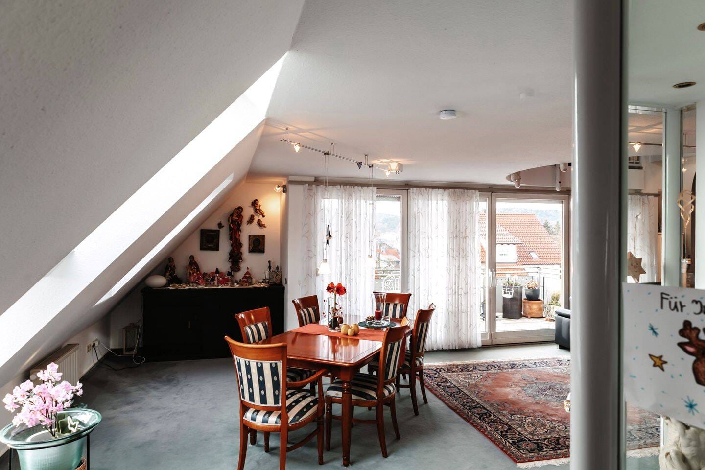 Immobilie in Simmozheim - Wohnen über zwei Ebenen: Galerie, Südbalkon, 4 Zimmer | 2 Bäder | 2 Stellplätze | Energieeffizienz C - Bild 4