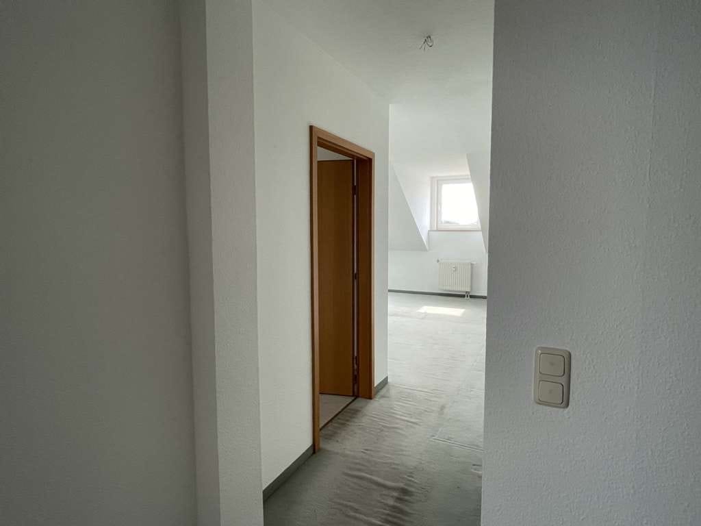 Immobilie in Naunhof - TOP BEZUGSFREI, Lichtdurchflutete 2-Raum-Dachgeschosswohnung inkl. 2 TG Stellplätze zu verkaufen! - Bild 4