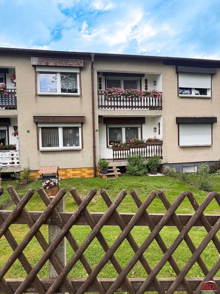Immobilie in Niederwürschnitz - Reihenmittelhaus mit zwei Balkonen, voll unterkellert und viel Gestaltungspotenzial - Bild 0