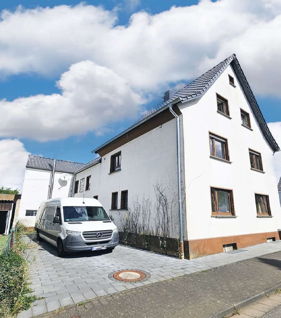 Immobilie in Kasbach-Ohlenberg - Hochwertig renoviertes Wohnhaus mit tollem Ausblick in Höhenlage. Ca. 30 Minuten bis Bonn. - Bild 1