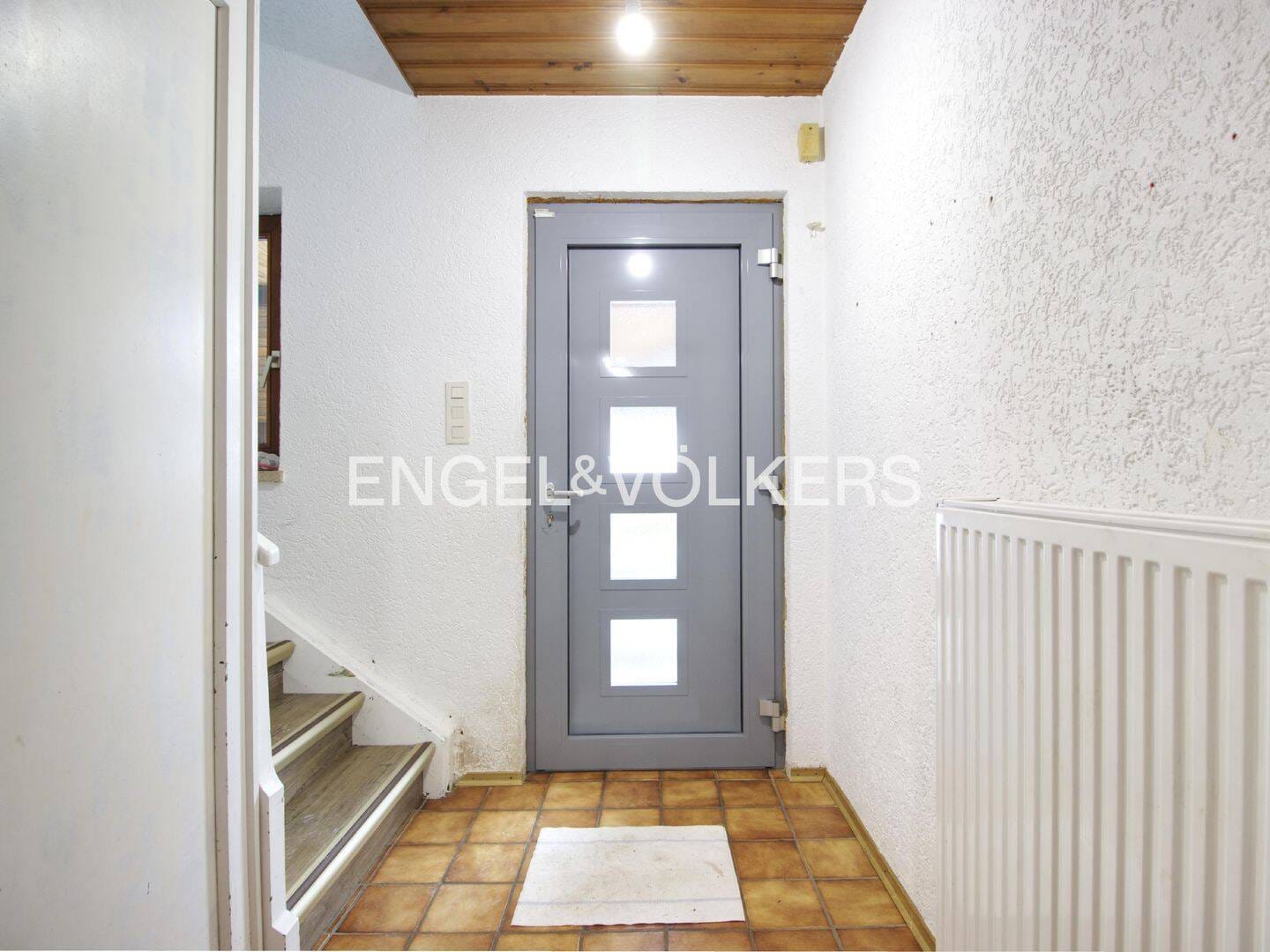 Immobilie in Langquaid - Einfamilienhaus auf großem Grundstück mit Nebengebäuden und vielseitigem Entwicklungspotenzial - Bild 1