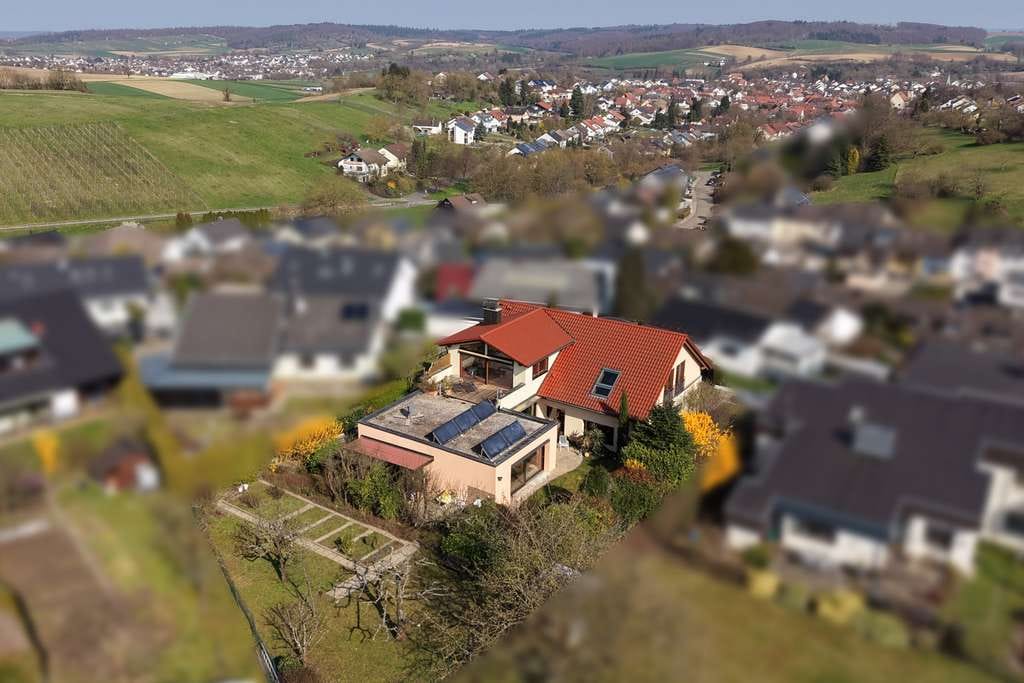 Immobilie in Bruchsal - Wohnen in höchster und bester Lage: 1-2-Familienhaus mit herrlicher Fernsicht direkt am Ortsrand - Bild 1