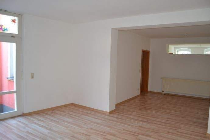 Immobilie in Saalfeld/Saale - Großzügige 3-4 Zi.-Wohnung im EG mit Stellplatz - in Altsaalfeld  - Bild 0