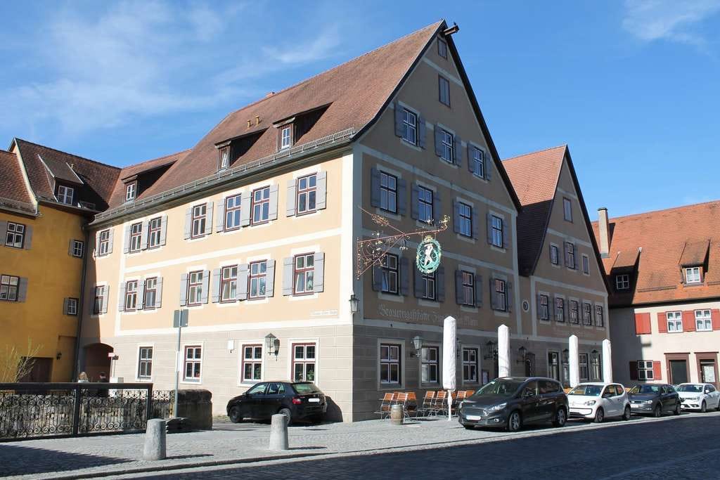 Immobilie in Dinkelsbühl - Hochwertig sanierte, lichtdurchflutete 3-Zimmer-Altstadtwohnung mit Aufzug, Balkon und Garage - Bild 1