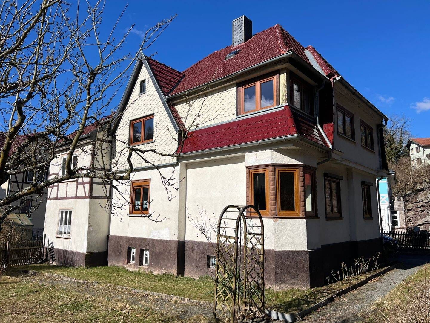 Immobilie in Tambach-Dietharz - Charmantes Ein- oder Zweifamilienhaus in bester Ortsrandlage – Natur vor der Haustür - Bild 0