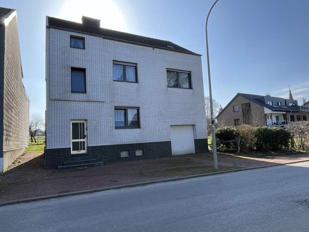 Immobilie in Eschweiler - Ausbaufähiges, freistehendes Ein- bis Zweifamilienhaus mit Blick ins Grüne - Bild 1