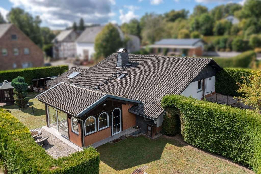 Immobilie in Unzenberg - Besonderer Bungalow mit ansprechender Architektur auf weitläufigem Grundstück - Bild 3