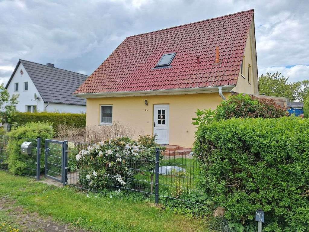 Immobilie in Gützkow - Kompaktes Einfamilienhaus mit Doppelgarage unweit von Gützkow - Bild 1