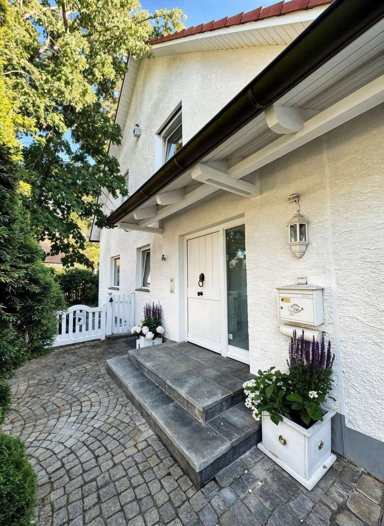 Immobilie in Pfatter - Hochwertiges Einfamilienhaus mit traumhaftem Garten & Wellnessbereich - Bild 2