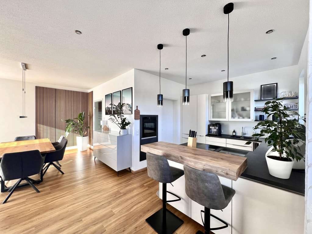Immobilie in Kirchdorf an der Iller - Moderne und zentrale Wohnung mit Einbauküche, 2 Balkonen und 2 TG‑Stellplätzen - Bild 0