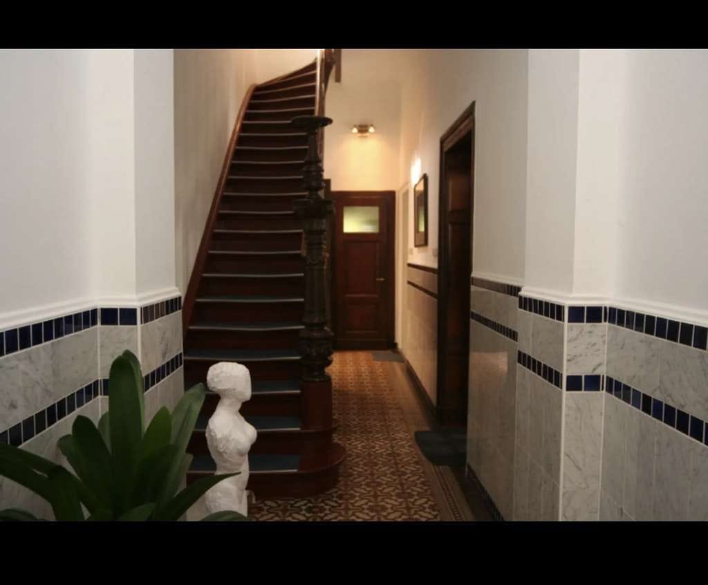 Immobilie in Krefeld - Repräsentatives Jugendstil-Mehrfamilienhaus mit Entwicklungspotenzial und modernisierter Gebäudesubs - Bild 0