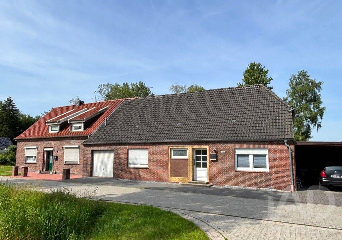 Immobilie in Neukamperfehn - "Zweifamilienhaus mit großem Grundstück - Investitionschance in Neukamperfehn" - Bild 1