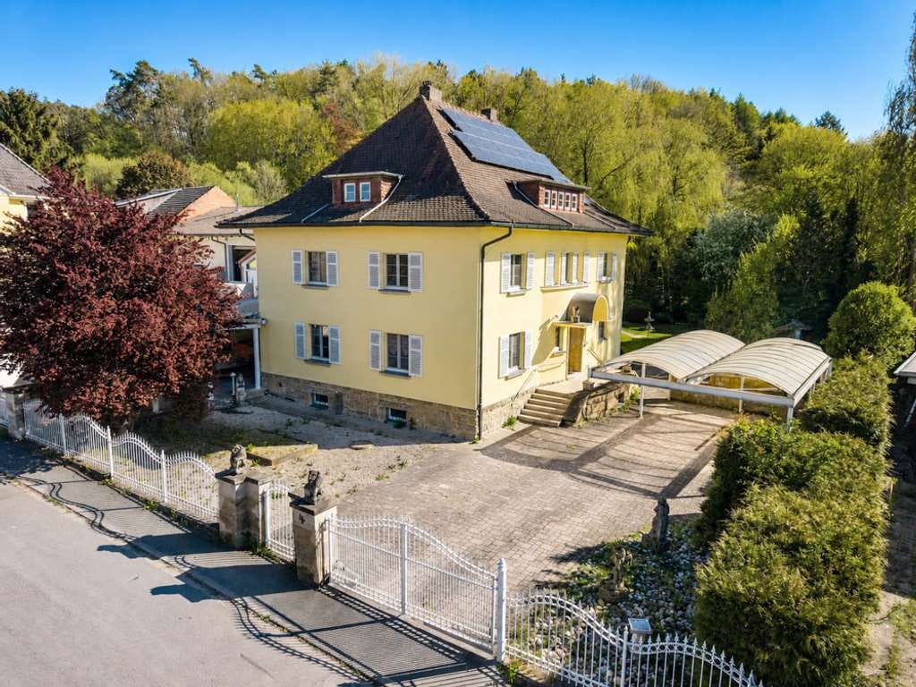 Immobilie in Weitramsdorf - Liebevoll sanierte Villa mit idyllischem Garten in Weitramsdorf bei Coburg - Bild 1
