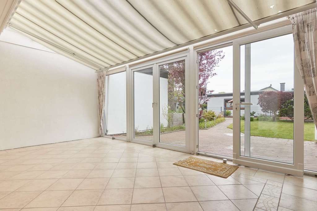 Immobilie in Oyten - Wohnen auf einer Ebene – gepflegter Flachdachbungalow mit Wintergarten, Garage und neuwertigem Bad - Bild 1