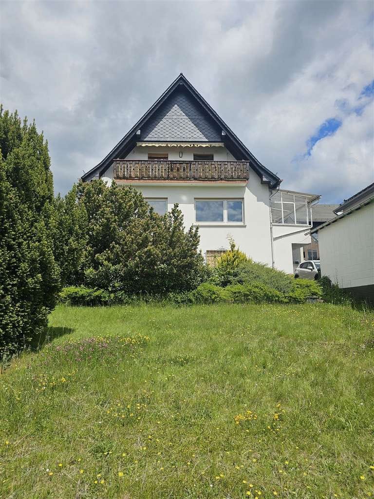 Immobilie in Bad Endbach - Gepflegtes Zweifamilienhaus mit großem Grundstück, Weitblick und vielseitigem Potenzial - Bild 0