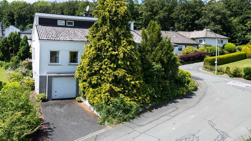 Immobilie in Brilon - Großzügiges Einfamilienhaus mit Retro-Charme, in ruhiger Lage - Bild 1