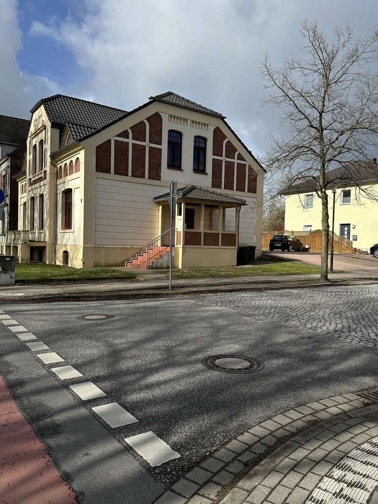 Immobilie in Grevesmühlen - Stadtvilla (1911) mit 3 Wohneinheiten, Autostellplätzen u. Sitzgelegenheiten, 2008 kernsaniert !! - Bild 3