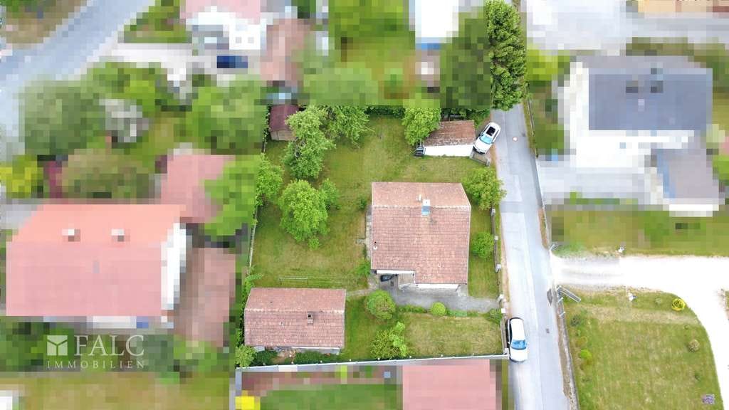 Immobilie in Cham - Einfamilienhaus mit viel Potenzial und großzügigem Außenbereich - Bild 1