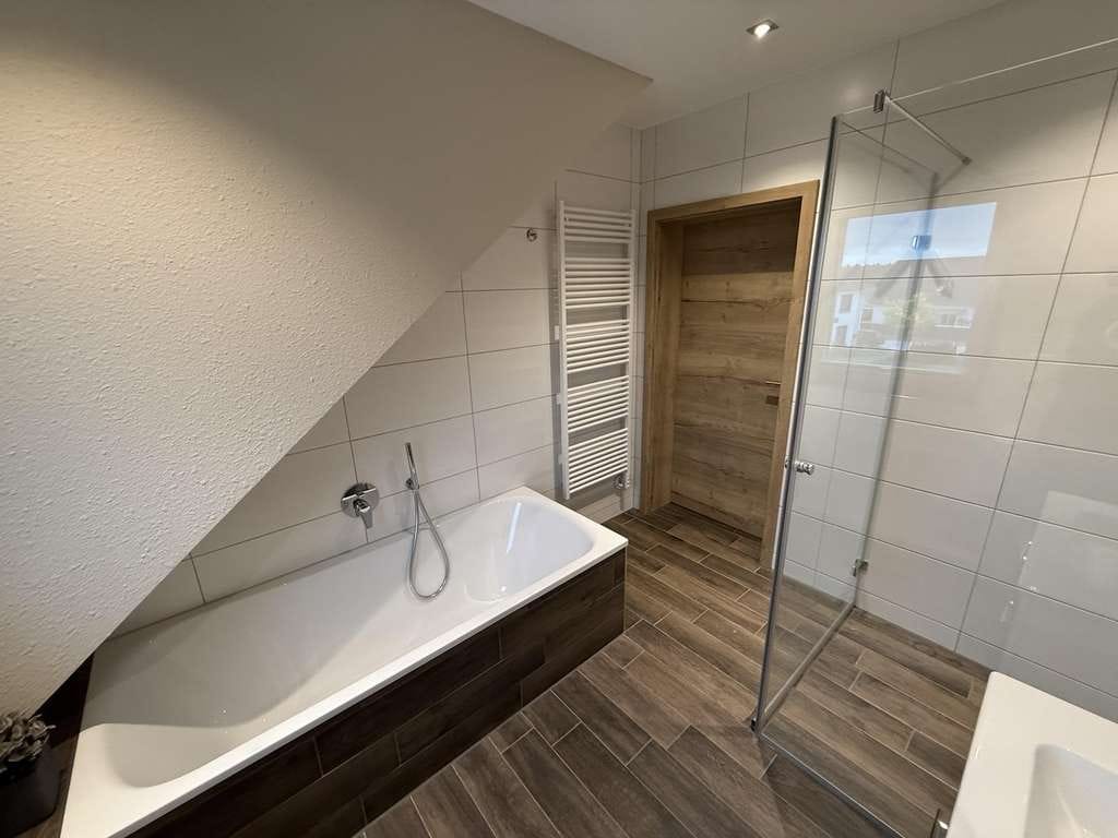 Immobilie in Emskirchen - Moderne 3-Zi.-Wohnung mit Carport und Balkon inkl. Fernblick - provisionsfrei - Bild 2