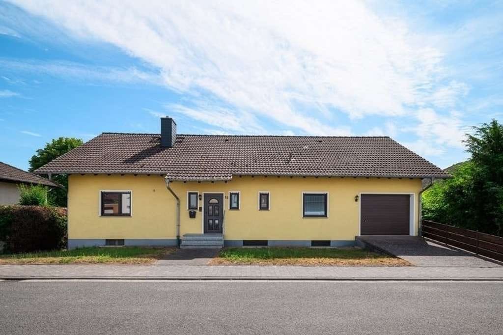 Immobilie in Echzell - Großes Haus mit Garten in Echzell - Bild 1