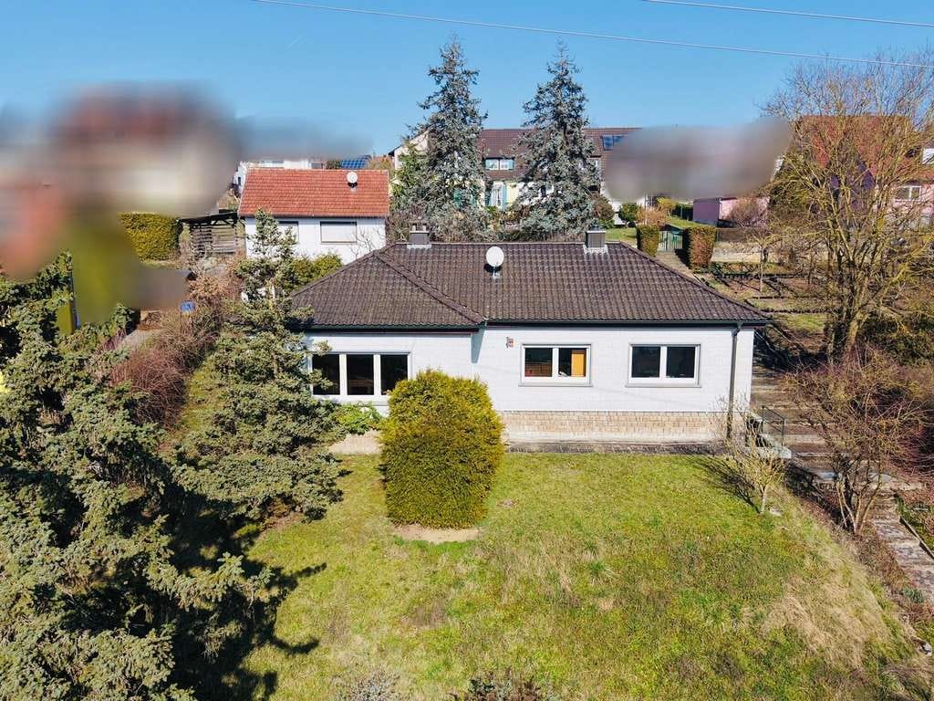 Immobilie in Gädheim - Ihr Platz an der Sonne... von viel Grün umgebenes Haus auf einem ca. 2.500m² großen Grund und ein - Bild 1