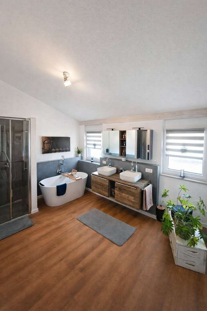 Immobilie in Boos - Neuwertiges KfW-55-Haus Baujahr 2023 mit 242 m² Nutzfläche, Sauna und weniger als 370€ Nebenkosten - Bild 4