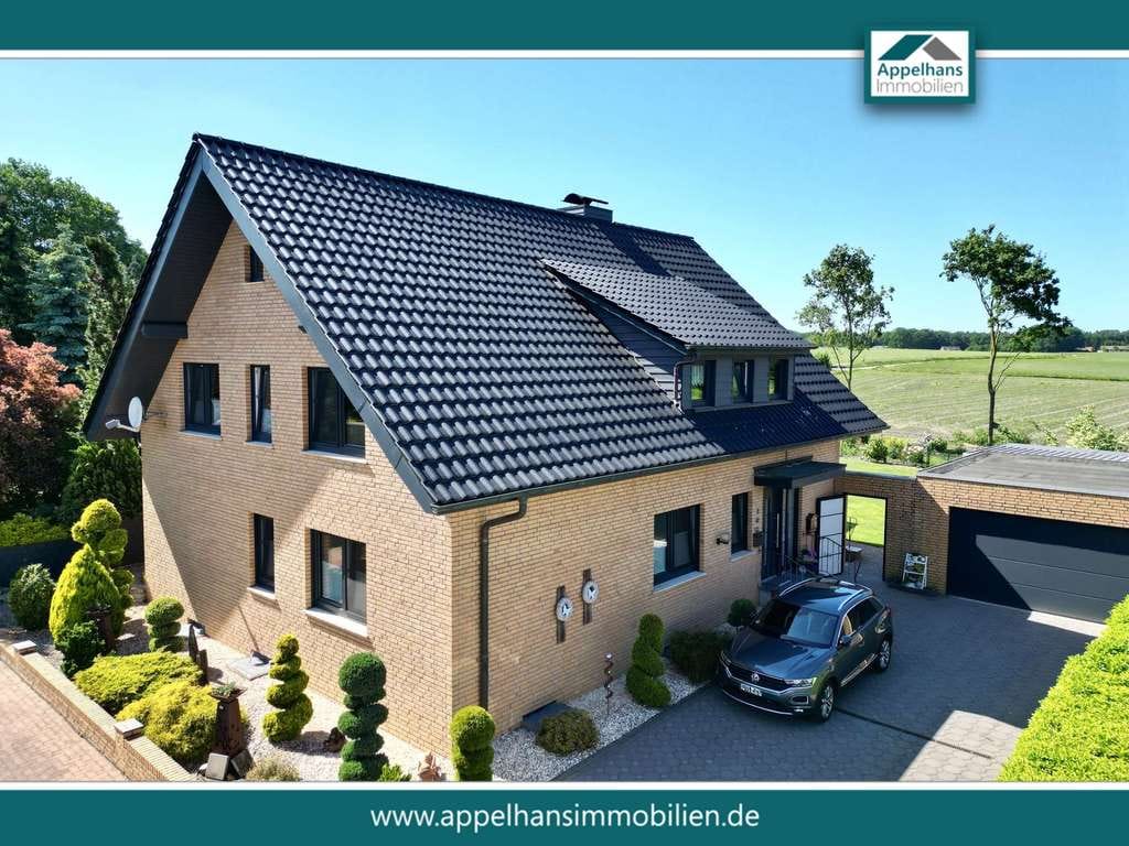Immobilie in Bippen - Modernisiertes Zweifamilienhaus mit zwei Wohneinheiten, Wintergarten, Kamin und großzügigem Garten - Bild 0