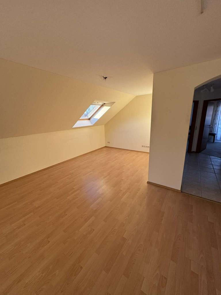 Immobilie in Heimsheim - Provisionsfreie 3 Zimmer Dachgeschosswohnung in ruhigem 2 Familienhaus mit Loggia in Heimsheim - Bild 2