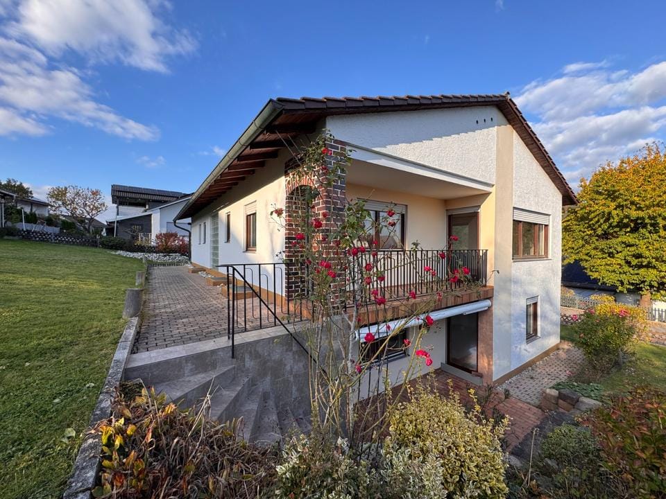 Immobilie in Hebertsfelden - Einfamilienhaus mit Einliegerwohnung und Garten in Hebertsfelden - Bild 0
