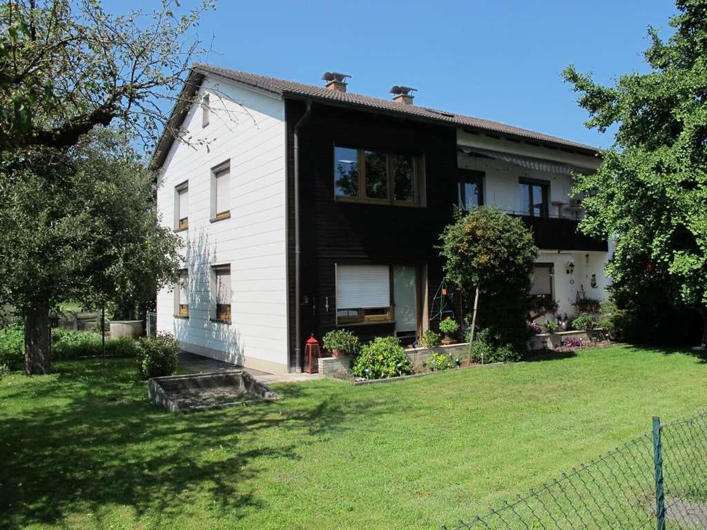 Immobilie in Emmerting - Schönes Zweifamilienhaus mit gepflegtem Garten und zwei Garagen - Bild 1