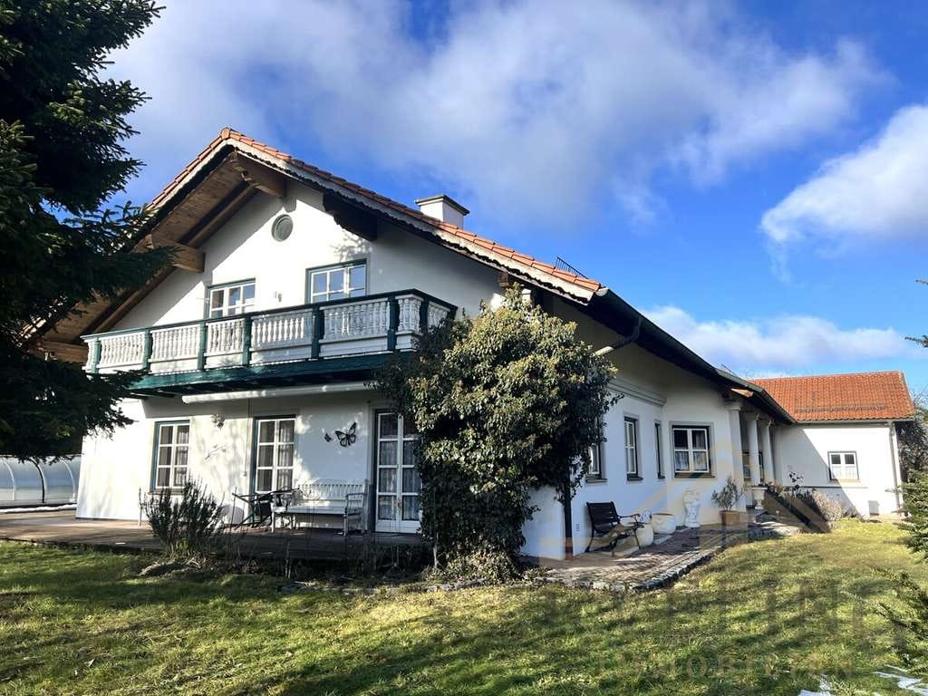 Immobilie in Obertaufkirchen - Charmantes Einfamilienhaus mit Einliegerwohnung, Pool und herrlichem Grundstück in Obertaufkirchen - Bild 0