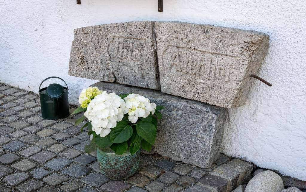 Immobilie in Tuntenhausen - Traditionsreiches Bauernhaus 1618 mit Alpenblick – liebevoll modernisiert im Chiemgau - Bild 1