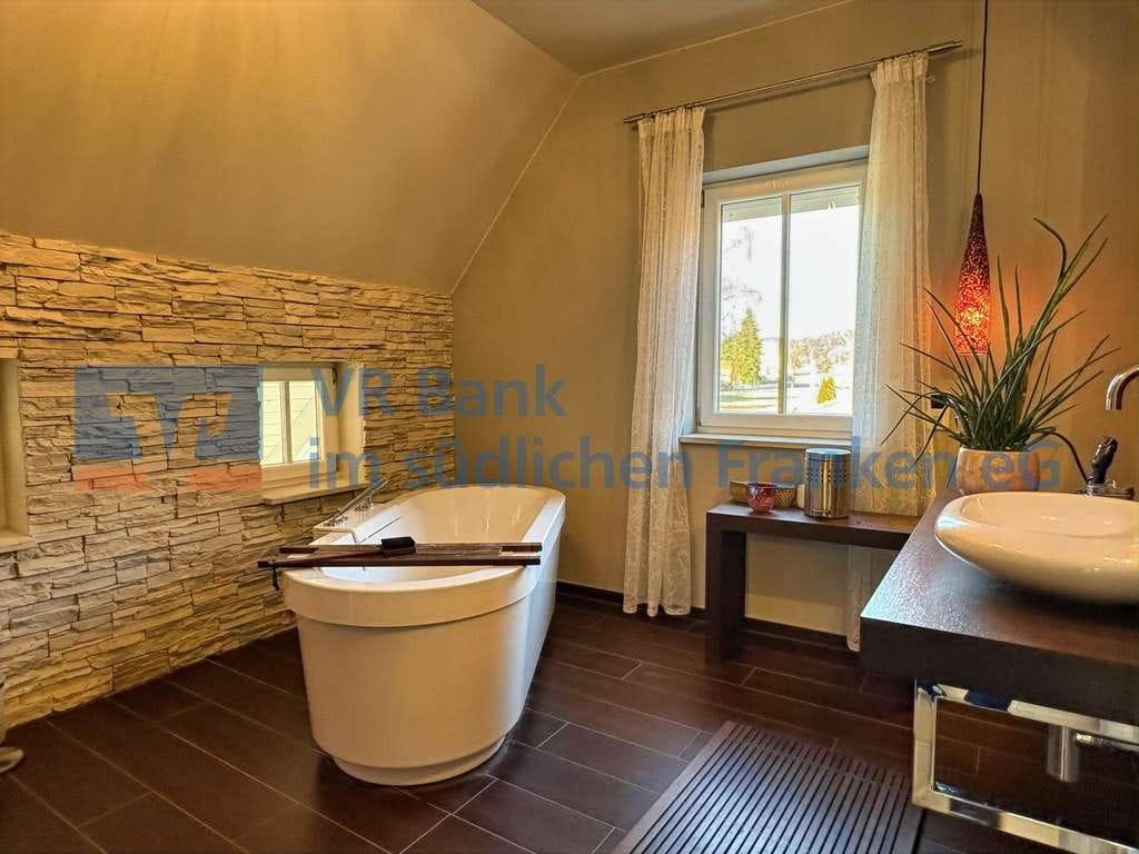 Immobilie in Pleinfeld - Individuelles Wohnen in begehrter Lage mit weitläufigem Garten und Einliegerwohnung am Brombachsee

 - Bild 4