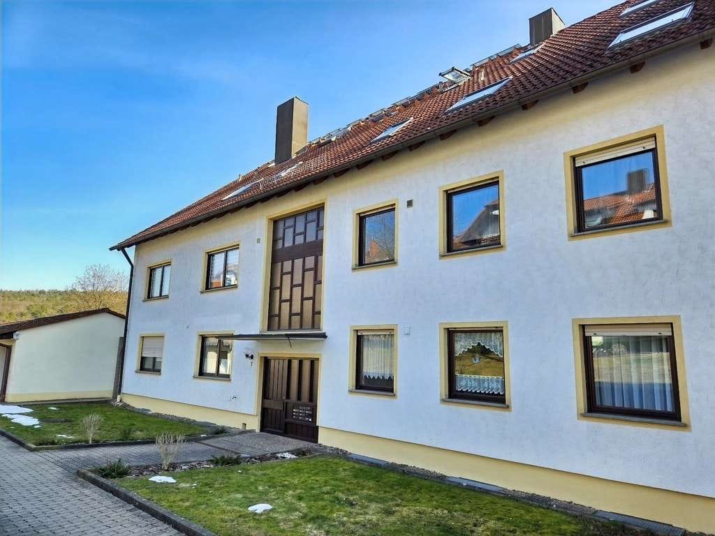 Immobilie in Ebern - Schöner Ausblick inklusive - 5 Zi-Dachwohnung (ca. 110 m²) mit Balkon, Keller u. Garagenstellplatz - Bild 4