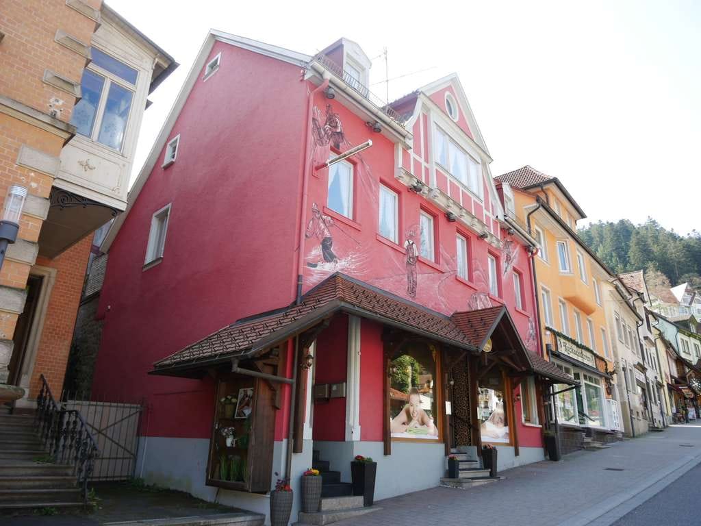 Immobilie in Triberg im Schwarzwald - Lebendiges Stadthaus mit Charakter - vielseitiges Wohn- und Geschäftshaus im Zentrum von Triberg! - Bild 1