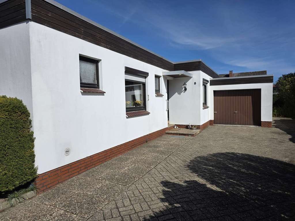 Immobilie in Weener - Solides Flachdachhaus mit Gartenidylle in angenehmer Wohnlage - Bild 1