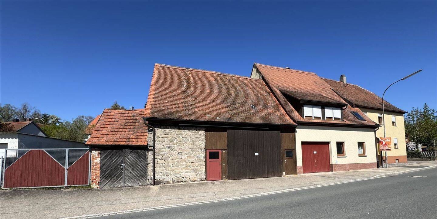Immobilie in Leutershausen - Zweifamilienhaus mit Scheune, Schuppen Garage und idyllischem Garten - Bild 1