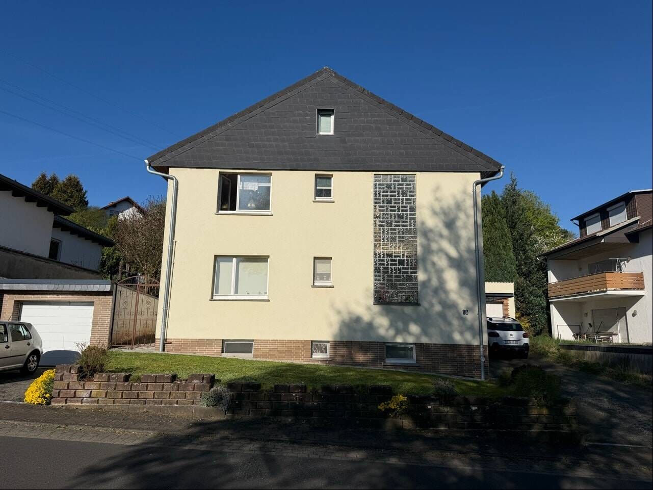 Immobilie in Philippsthal - Zweifamilienhaus mit 2 Garagen in traumhafter Südlage von Heimboldshausen - Bild 1