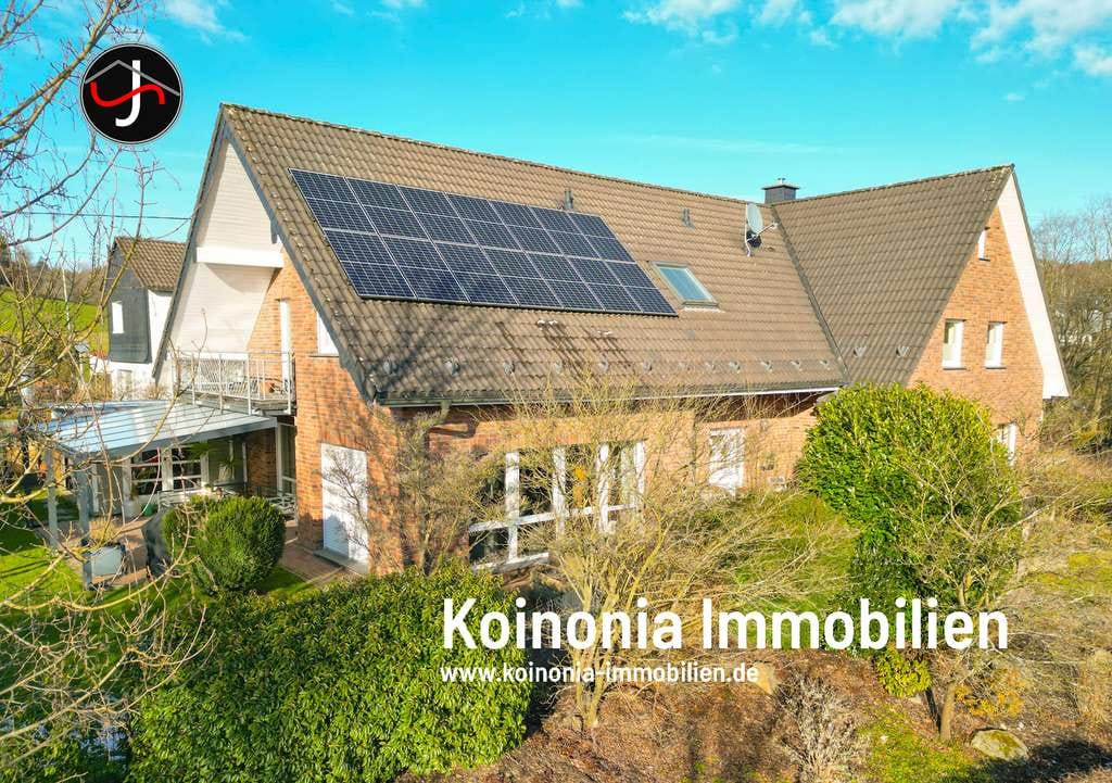 Immobilie in Kreuztal - Familienfreundliches saniertes Zweifamilienhaus mit Wärmepumpe und Photovoltaik - Bild 0