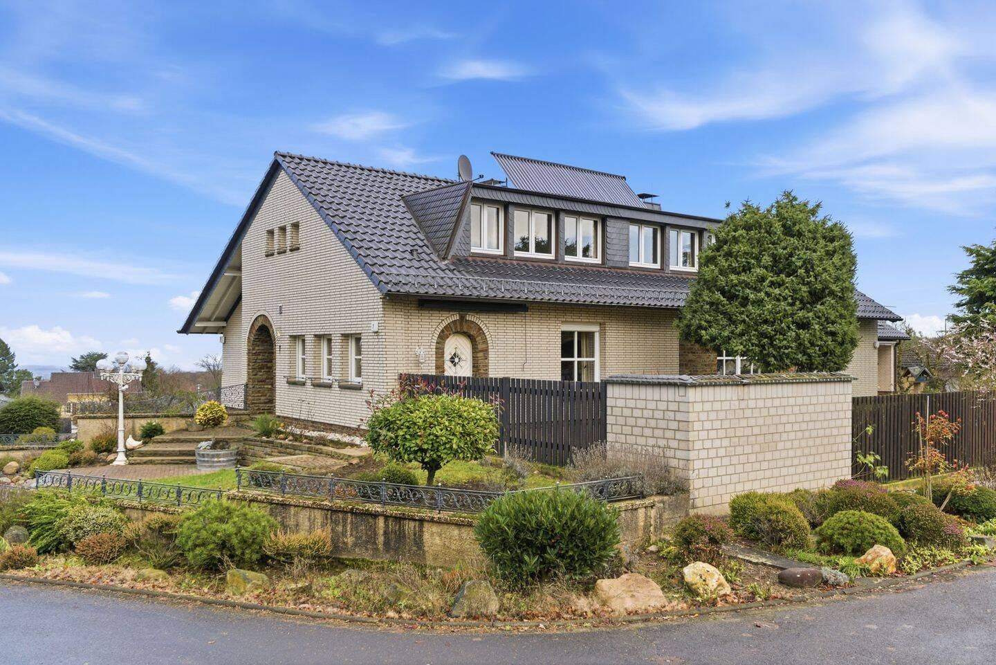 Immobilie in Rheinbach - Exklusives Anwesen mit Innenpool und Weitblick über die Voreifel auf einem 1.786m² Traumgrundstück! - Bild 2