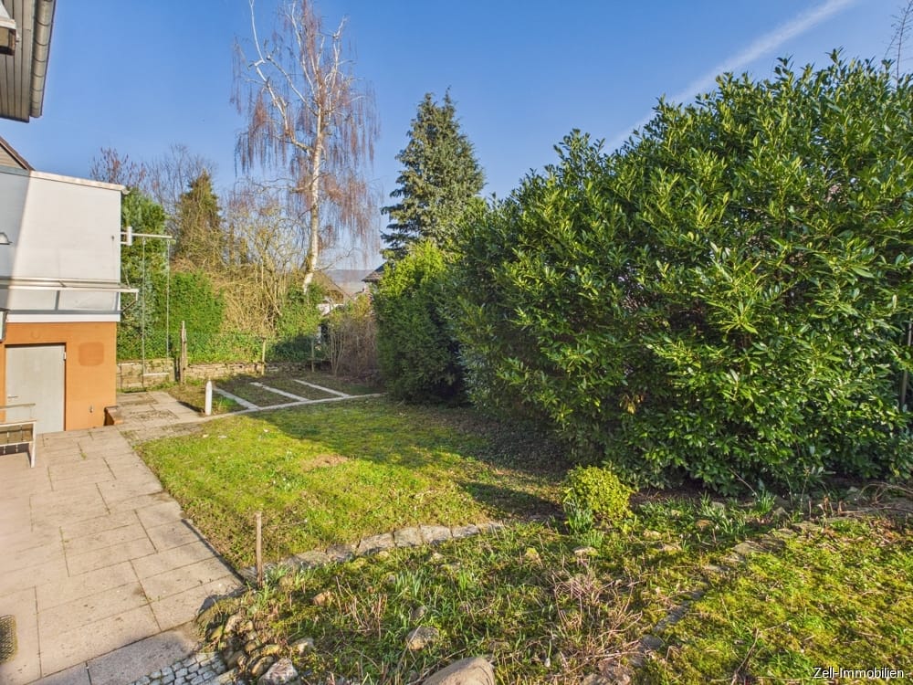Immobilie in Walluf - Freistehendes Einfamilienhaus mit ELW und Garage in begehrter Wohnlage - Bild 2