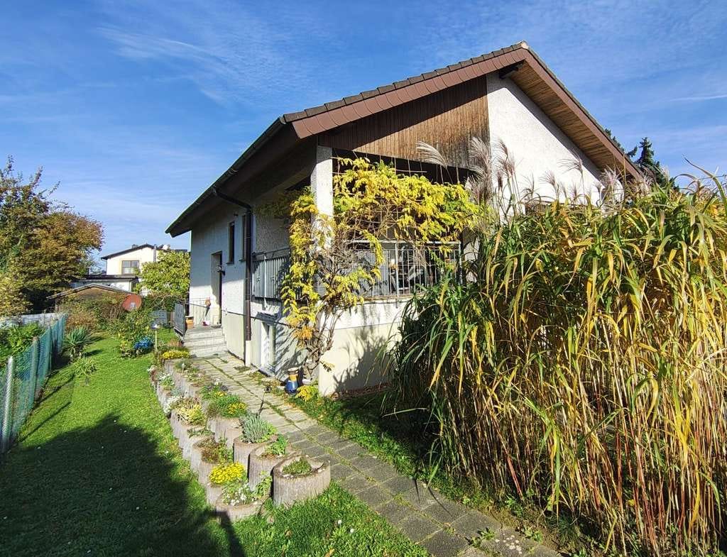 Immobilie in Einhausen - Großes Grundstück mit zwei Häusern und Nebengebäude in ruhiger Lage - Bild 0