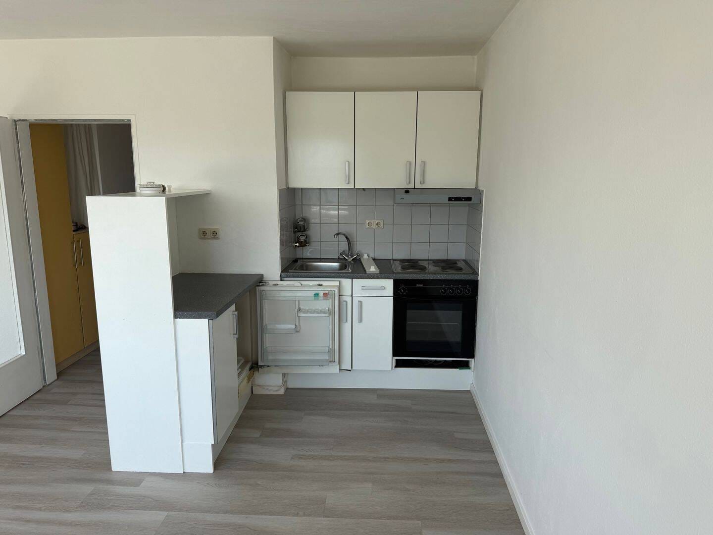 Immobilie in Rosenheim - I. I. TEAM: Helle, freundliche 1-Zimmer-Wohnung, incl. kleiner Küche und Balkon in der Isarstraße! nur an 1 Person  - Bild 3