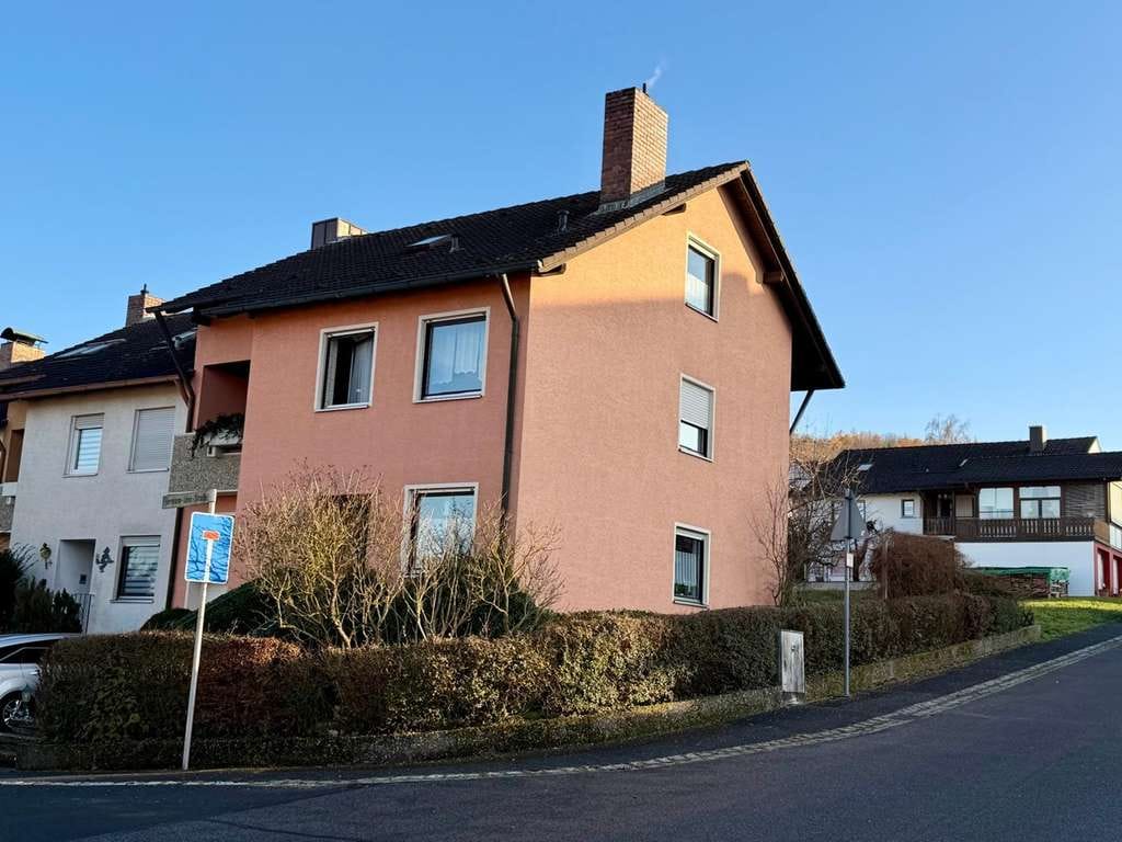 Immobilie in Ebern - Provisionsfreier Verkauf!
Großzügiges Reiheneckhaus
in bester Südwestlage - Bild 1